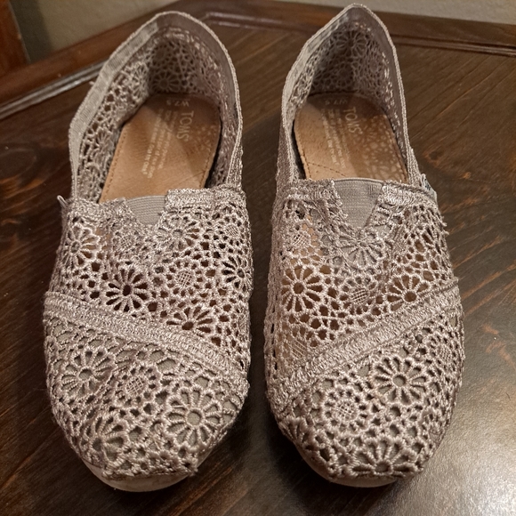 Toms, crocheted lace style, size W 7.5 - Picture 4 of 8